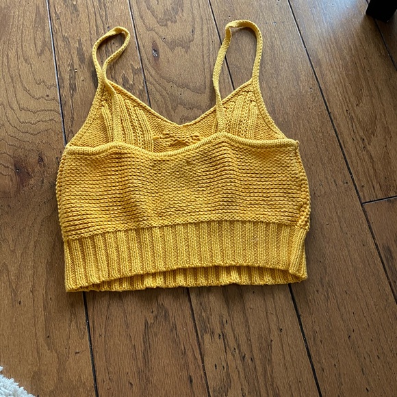 Woman’s cropped knit tank - Picture 2 of 2